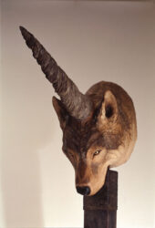 一角獣の様なオオカミの木彫