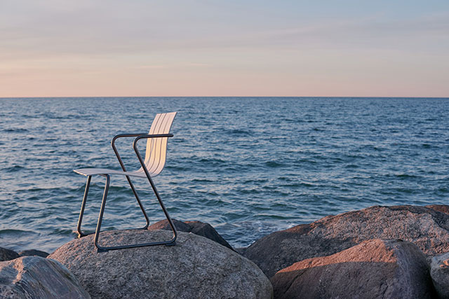 海岸に椅子をおいた風景写真