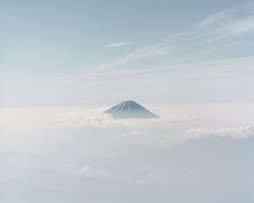 雲のうえに頂上を見せる富士山