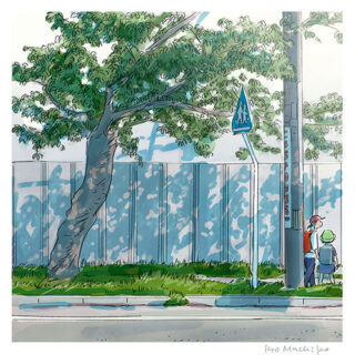 大きな木と電信柱のある道に通学中の子供２人がはじにいるイラスト