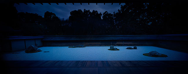 夜の竜安寺石庭の写真