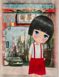 少女が横浜中華街のもんの前に佇む作品