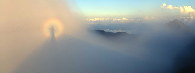 山頂からブロッケン現象の山陵の写真