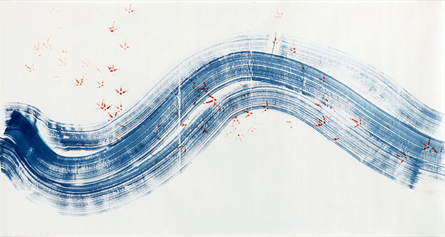 藍色の波打つ筆描きの太い線に朱色の鶏の足跡が点在している作品