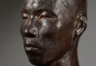 男の頭部のブロンズ彫刻