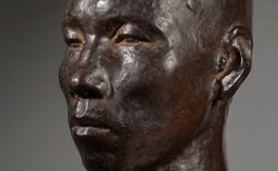 男の頭部のブロンズ彫刻