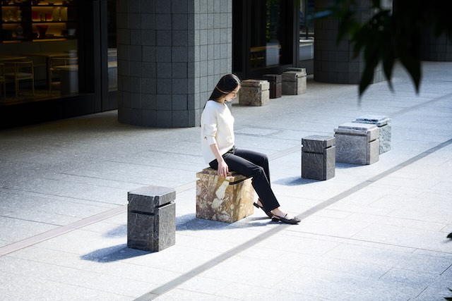 W'UP ★7月18日~常設展示 アーティゾン美術館 屋外彫刻プロジェクト レイチェル・ホワイトリード《Artizon Conversations》 アーティゾン美術館(中央区京橋)