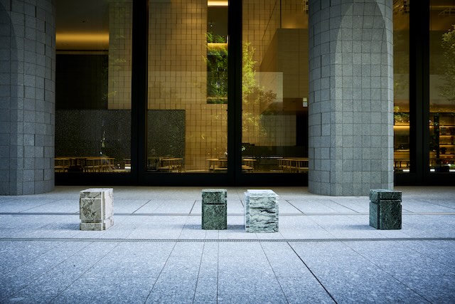 レイチェル・ホワイトリード《Artizon Conversations》2025年、大理石、インスタレーション