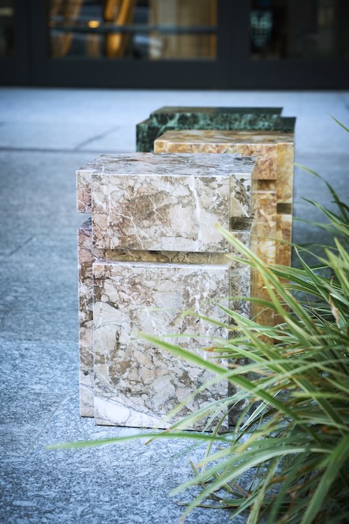 レイチェル・ホワイトリード《Artizon Conversations》2025年、大理石、インスタレーション