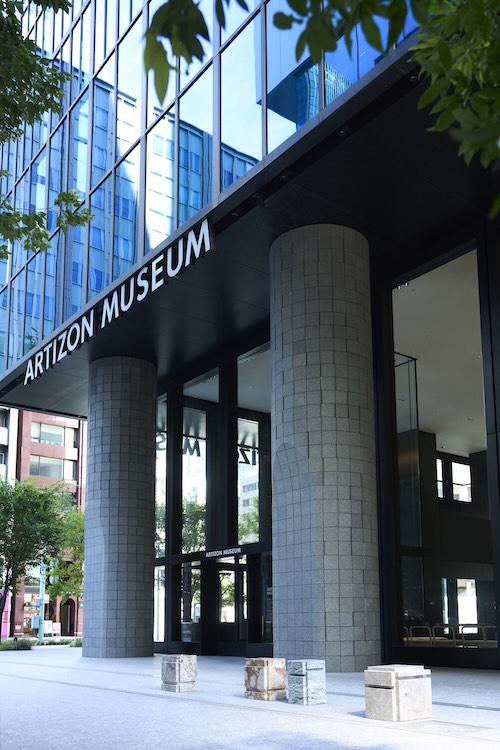 作品とアーティゾン美術館外観