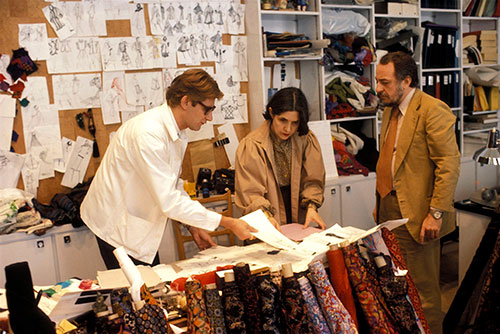 イヴ・サンローラン、アンヌ＝マリー・ムニョス、ピエール・ベルジェ、パリのマルソー大通り5番地のスタジオにて、1977年