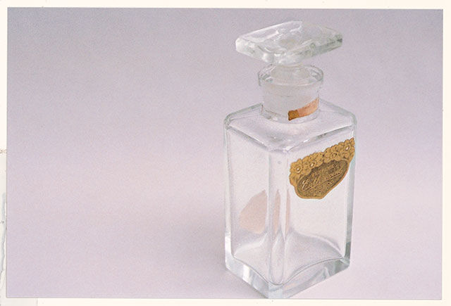 香水 花椿のボトルの写真