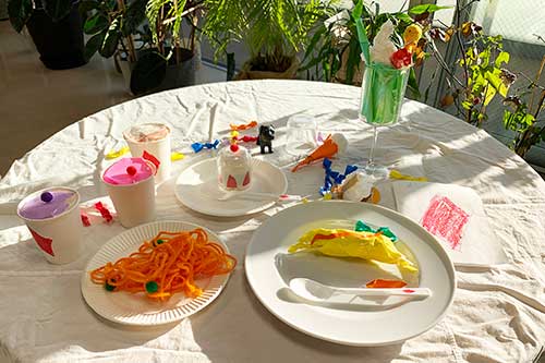 お菓子のオブジェが並んだテーブルの写真