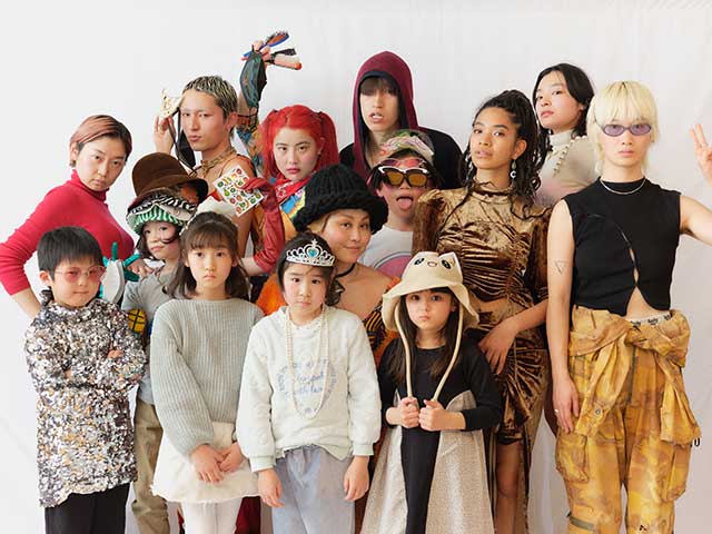 15人の世界中の着飾った子供達の集合写真