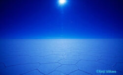 青い月夜の「塩の大地」ボリビア　ウユニ塩湖　