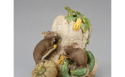 ネズミが野菜に齧る様子の陶磁器