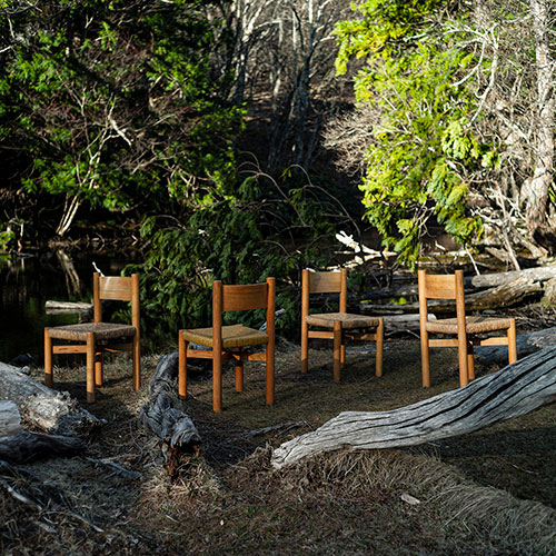 庭に4脚置かれた木の椅子の写真