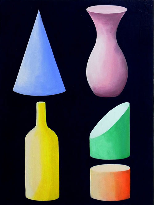 黒地に青い三角錐、ピンクのつぼ、黄色のボトル、緑とオレンジの円柱の静物画