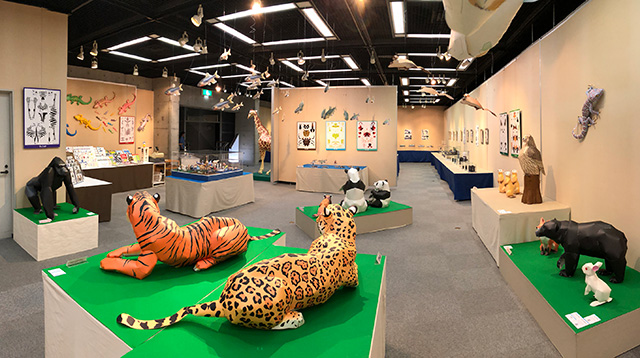 ヒョウやパンダなどのペーパークラフト作品の展示風景