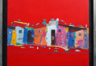 赤いベタの背景にカラフルな3階建ての住居が並ぶ絵