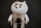 白い猫のフィギア