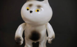 白い猫のフィギア