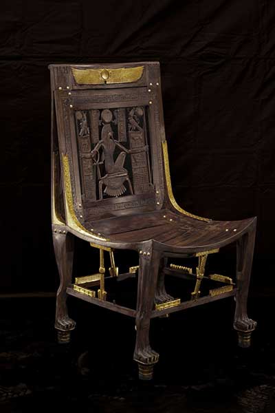 永遠の象徴ヘフ神の透かし彫りのある木製椅子