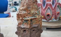 陶製の頭部の立体作品