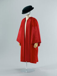 オックスフォード大学名誉法学博士号授与式で天皇陛下が着用されたローブと帽子