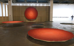 光州ビエンナーレ出品作品21 展覧会会場内、大きな赤い丸い作品
