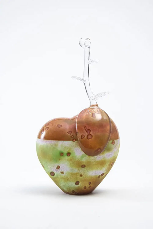 ガラスのりんごの形の立体作品