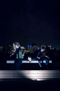 夜の屋上に3人のパフォーマーイメージ写真