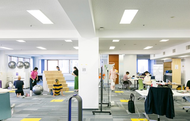 東京高速道路(KK線)下スペースのYAU STUDIOやまちなかで活動するメンバーとアーティスト