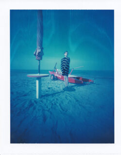 ピンホールカメラで撮影した青が貴重の浜辺の写真