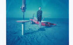 ピンホールカメラで撮影した青が貴重の浜辺の写真