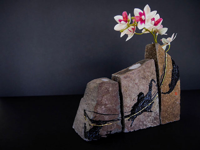 石と書道で共作した花瓶