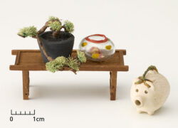 縁台に盆栽と金魚鉢、蚊やり豚 大正時代～昭和時代前期