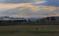 蒸気機関車の遠景写真