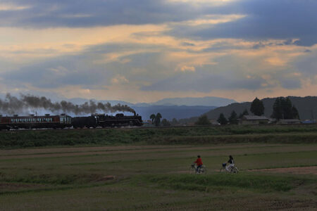 蒸気機関車の遠景写真