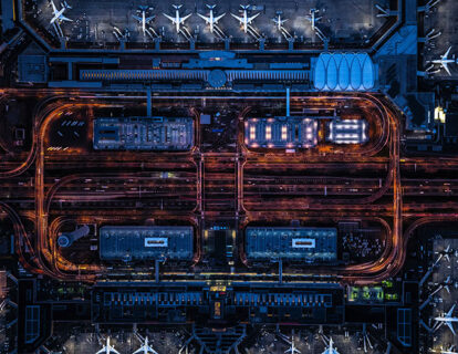 夜の飛行場を真上から撮影した写真