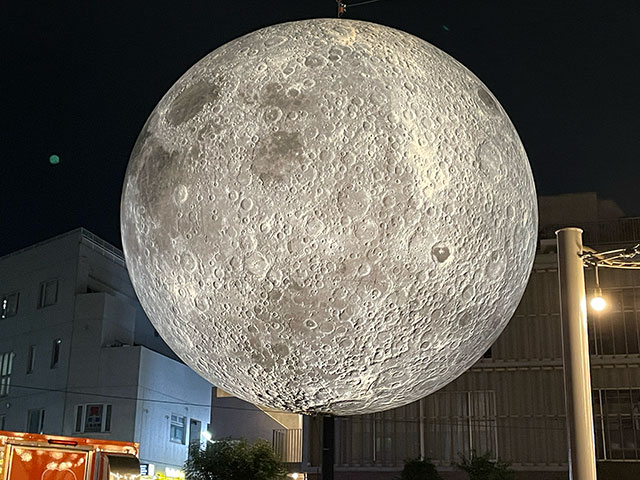 吊るされた巨大な月のオブジェ作品