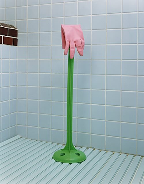 安村崇《湯かき棒とゴム手袋》〈日常らしさ〉より 1999年 発色現像方式印画