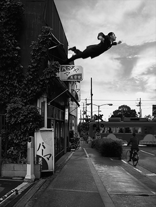 森村泰昌《創造の劇場/イヴ・クラインとしての私》〈なにものかへのレクイエム〉より2010年 ゼラチン・シルバー・プリント