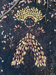 《落ち葉たちとあそびました》蠣崎誓 公園の落ち葉を土に並べる 100×80cm 2022年12月7日