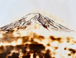 《富士山》水川千春 あぶり出し 海水、河口湖の水、火、紙 53.5cm×69cm 2024年