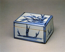 富本憲吉《染付葦絵四角筥》1935年　世田谷美術館蔵