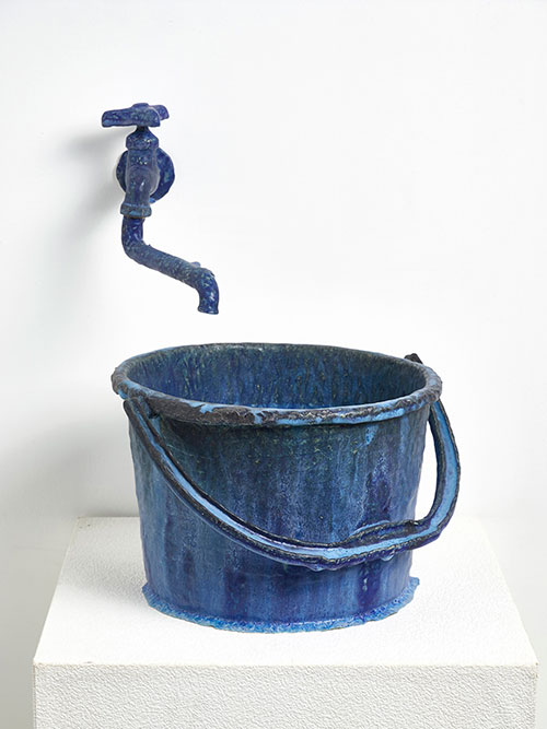 陶器の青いバケツと蛇口