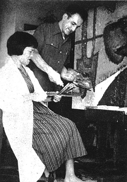 《いのち》制作中の江見絹子と夫、アンリ·ガイヤール　1956年撮影