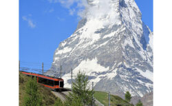 山岳を走るSL機関車の写真