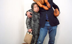 《パン人間の息子+アルツハイマーの母》東京 1996